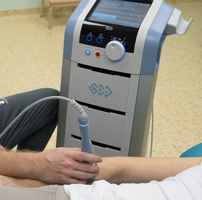 Aplikace vysokovýkonného laseru na paži