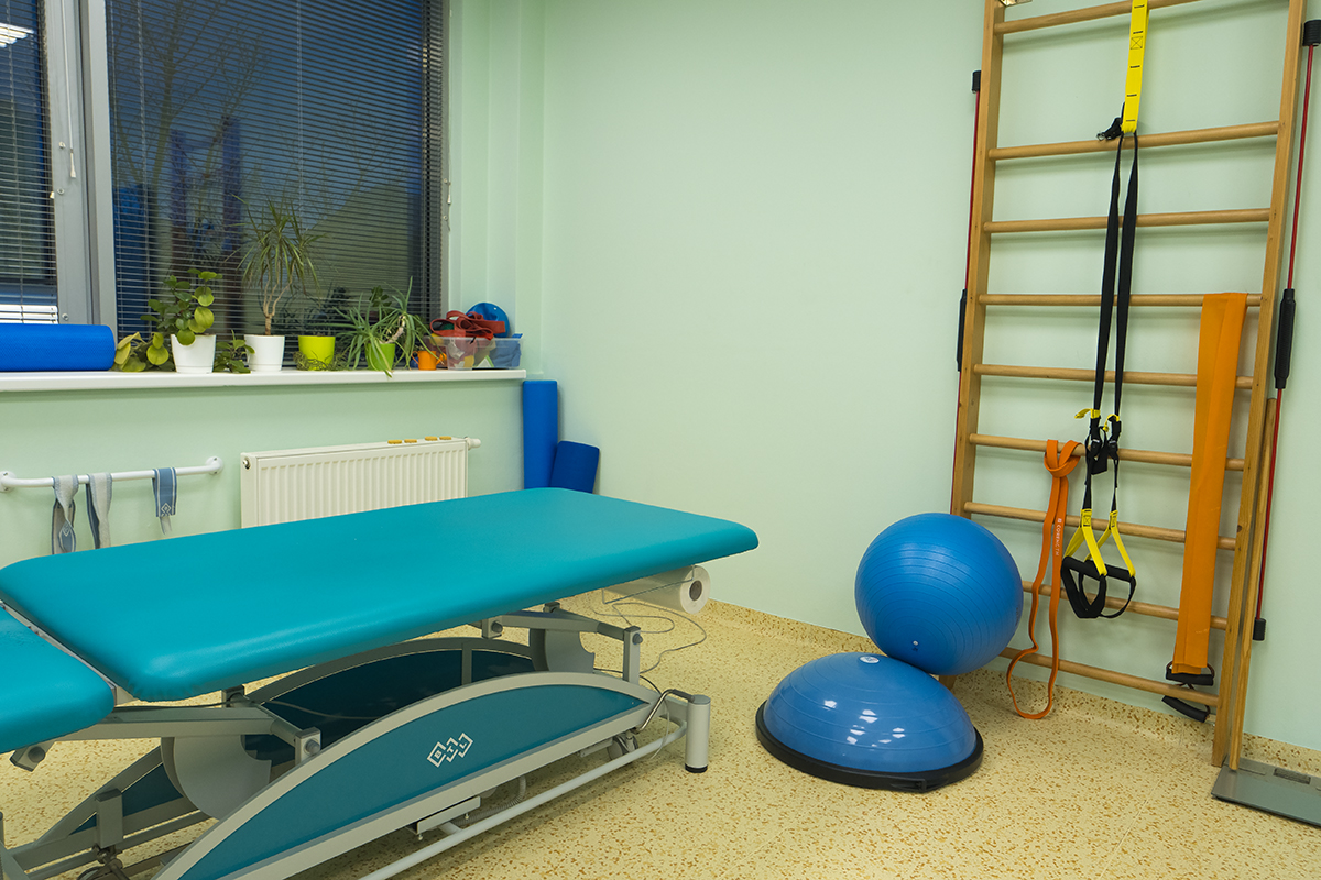 Ordinace s terapeutickým lehátkem a cvičebním vybavením